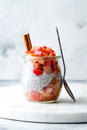 パフェグラスの写真 イラスト素材一覧 13 192件 ストックフォトのamanaimages Plus