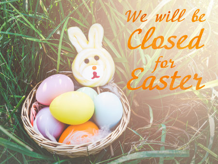 Signboard with the inscription We will be closed for Easter