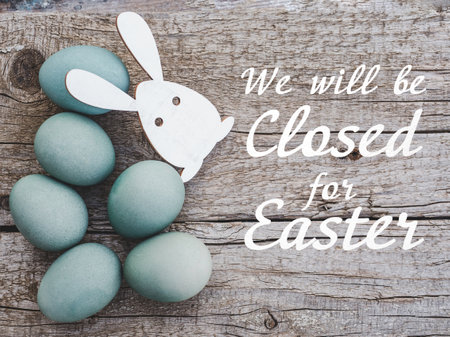 Signboard with the inscription We will be closed for Easter