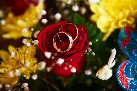 Wedding rings and flowersの写真素材