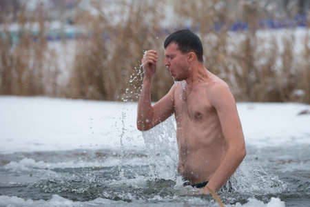 Belarus, Gomel, 19 January 2018.Day of the Cross Baptism.Bathing in the ice hole at the baptism of the Lordのeditorial素材