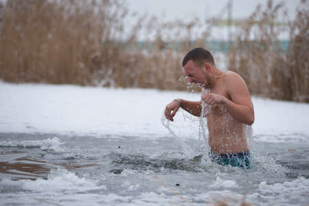Belarus, Gomel, 19 January 2018.Day of the Cross Baptism.Bathing in the ice hole at the baptism of the Lordのeditorial素材