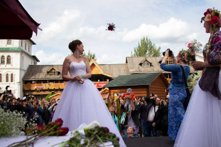 Russia. Moscow, August 27, 2017. Imailovsky park.The bride throws a wreath at the crowd of people.のeditorial素材