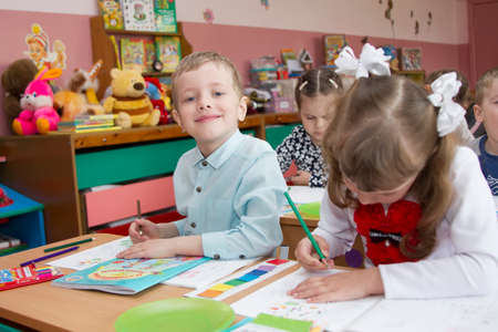 Belarus, the city of Gomil, May 30, 2019. Photoshoot in kindergarten. Children preschoolers draw in kindergarten.のeditorial素材