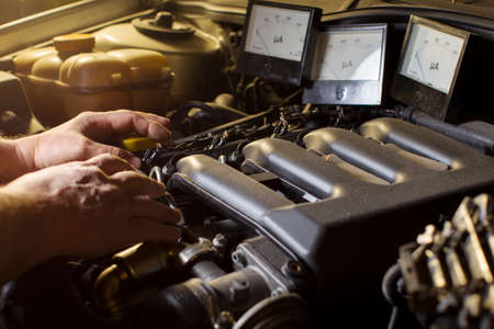 A finger indicates a faulty engine piston