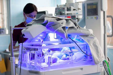 Belarus, the city of Gomil, June 01, 2021. Children's Hospital. A newborn baby is treated for jaundice under ultraviolet light in an incubator. Department of neonatal resuscitation, intensive care unit for premature newborns.のeditorial素材