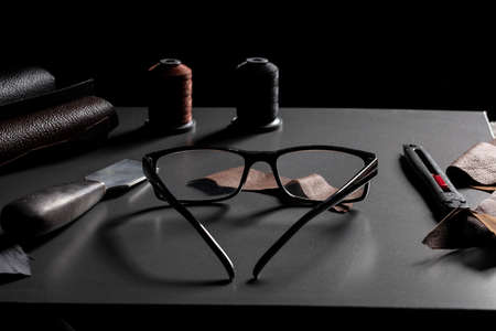 Work table with the tool of a craftsman for the manufacture of leather goods.