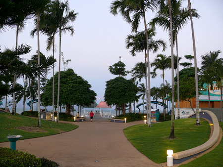 Townswille, Queensland Australia - November 10, 2007: Great Barrier Reef. Resort borough Townswille in twilight. Vacationers people. のeditorial素材