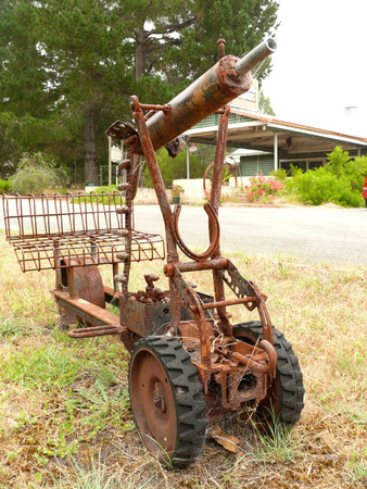 NEAR ALBANY, WESTERN AUSTRALIA - DECEMBER 1: Amusing and rusty model of machine gun in Western Australia, near Albany - Desember 1, 2007.のeditorial素材