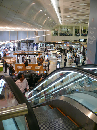 DAMMAM KING FAHD, SAUDI ARABIA - DESEMBER 19, 2008: Airport. Strangers in the airport in Dammam King Fahd, Saudi Arabia - Desember 19, 2008.のeditorial素材