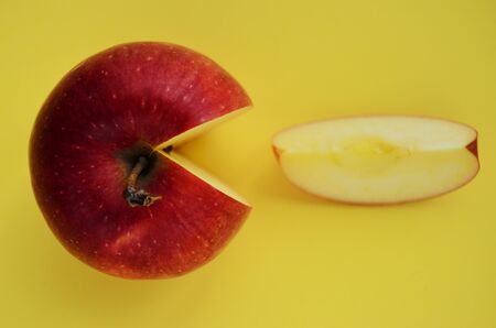 apple apple slice on a yellow background view from top close-upの写真素材