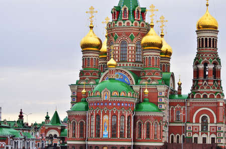 The golden domes of the Cathedral of the Epiphany close-up. Russia Yoshkar-Ola 01.05.2021のeditorial素材