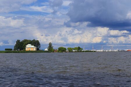 Russia, St. Petersburg, Peterhof, June 8, 2019. Pictured is the Gulf of Finland in the Lower Park of the Peterhof State Museum-Reserve and a view of the pierのeditorial素材