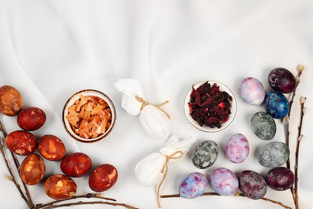 Easter celebration concept. Recipe for dyeing Easter eggs with natural dyes, ideas for homemade Easter cooking. Marbled eggs dyed with hibiscus tea and onion peel, Light elegant backgroundの写真素材