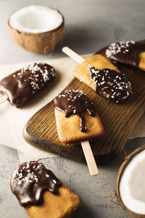 Cake pops with chocolate glazeの写真素材