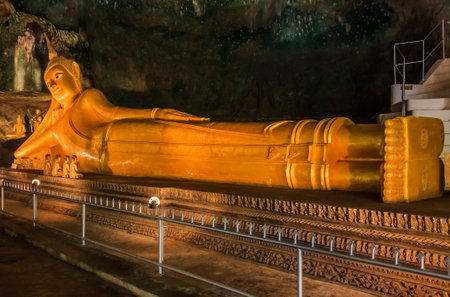 Phang Nga, Thailand - January, 25th, 2014: S Golden statue of Reclining Buddha in buddhist cave temple in Wat Tham Suwankhuha cave (Monkey Cave) In Phang Nga, Thailand.のeditorial素材