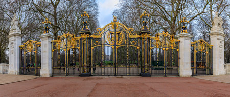 Canada Gate of the Green Park in front of the Buckingham Palace in London UK, offered to London by Canada to honor Queen Victoria, who died in 1901のeditorial素材