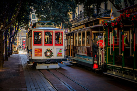 San Francisco, USA - December 18, 2021: The iconic cable car decorated with a wreath and trees with fairy lights for Christmas on Powell Streetのeditorial素材