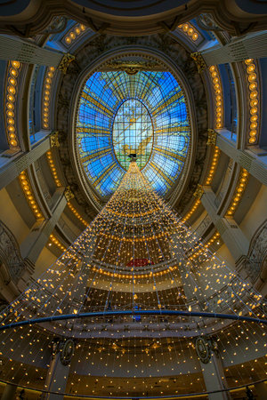 San Francisco, USA - December 18 2021: Fairy lights Christmas tree in Neiman Marcus department store on Union Square decorated for the winter holidaysのeditorial素材