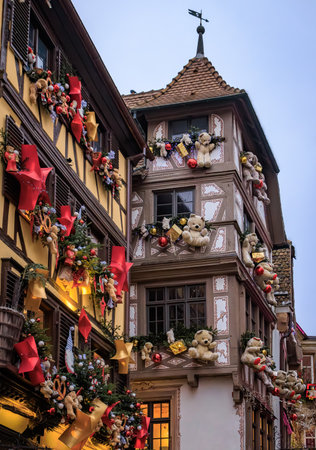 Festive decorations, teddy bear ornaments on historic half timbered houses, during the Christmas Market in Strasbourg, Franceの写真素材
