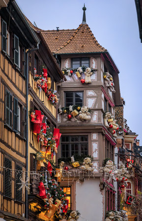 Festive decorations, teddy bear ornaments on historic half timbered houses, during the Christmas Market in Strasbourg, Franceの写真素材