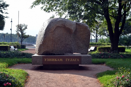 Solovetsky stone  The monument to the Gulag prisoners in St  Petersburgのeditorial素材