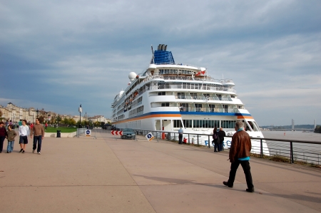  Passenger ferry on the banks of the Garonne, Bordeaux, Franceのeditorial素材