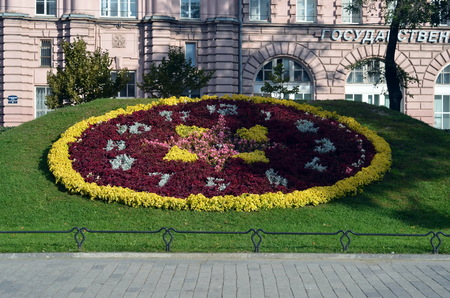 The huge floral clock in the Alexander Park - a gift of Geneva to mark the 300th anniversary of St  Petersburgのeditorial素材