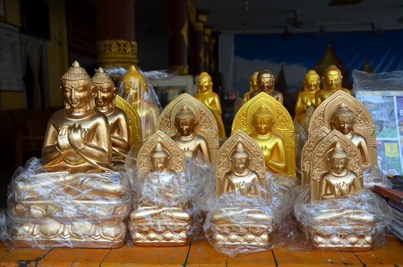  Statues of Buddhas for sale in Myanmarのeditorial素材