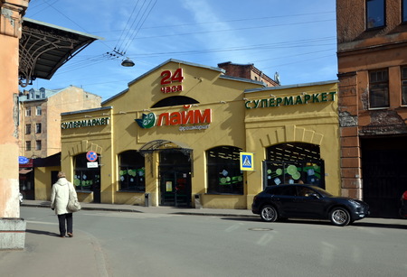 Lime freshmarket  in St. Petersburg. Lime Freshmarket is a chain of conveniently located stores throughout the city. The chain now has 23 storesのeditorial素材