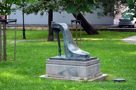 SAINT-PETERSBURG, RUSSIA - AUG 8, 2017 -  Violin-high-heel shoe. Square of composer Andrei Petrov in St. Petersburgのeditorial素材