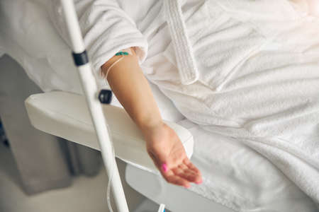 Intravenous vitamin therapy in a beauty clinic