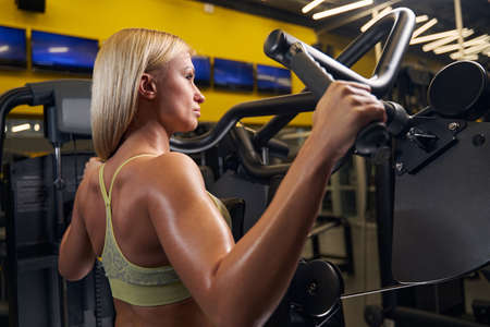 Focused photo on strong woman that doing sport