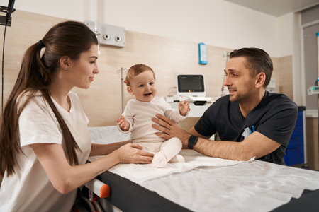 Joyful child and its female parent in procedure roomの写真素材