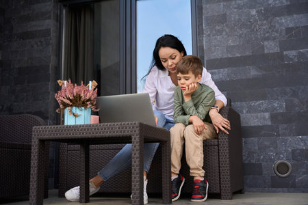 Mother and son looking at laptop screenの写真素材