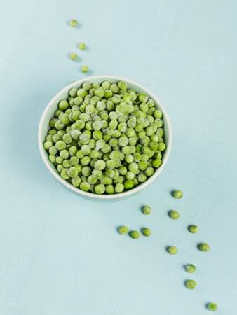 Green organic peas in a bowl. Concept of homemade preparations for fast cookingの写真素材