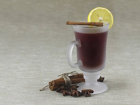 lemon tea with cinnamon on grey backgroundの写真素材