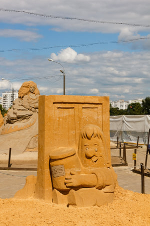 KOLOMENSKOYE,MOSCOW,RUSSIA-AUGUST 2, 2015:"Masterpieces of world literature".The exhibition of sand sculptures."The Kid and Carlson, who lives on the Roof"Astrid Lindgren, Author Abdulganiev,Kosarinのeditorial素材