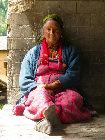 VASISHTA VILLAGE, CITY OF MANALY, STATE HIMACHAL PRADESH, INDIA - APRIL 18, 2014: A woman in a small village in the Himalayas in the north of the state Himachal Pradesh.のeditorial素材