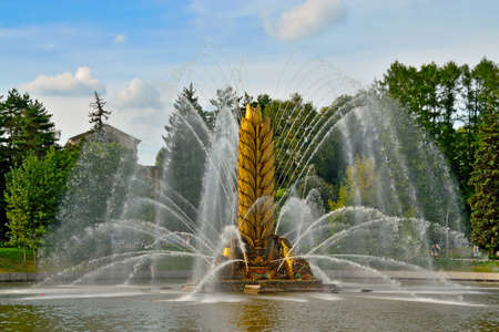 Moscow, Russia - august 25, 2020: Fountain Golden spike at VDNH in Moscow. All-Russian Exhibition Center, Exhibition of Achievements of National Economy, is a permanent general purpose trade showのeditorial素材