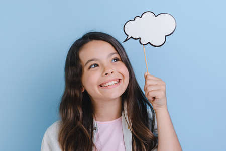 Cute girl holding an empty board in her hand closeup. - Imageの写真素材