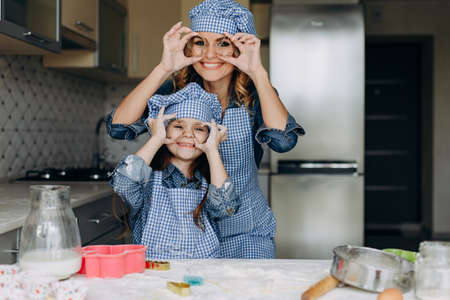 Daughter and  mother  have a funny time in the kitchen. -  Imageの写真素材