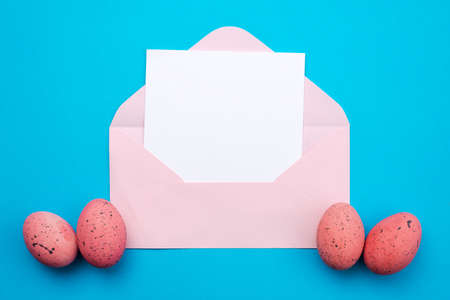 Empty template mockup white blank in the pink  envelope Easter background.  - Copyspaceの写真素材