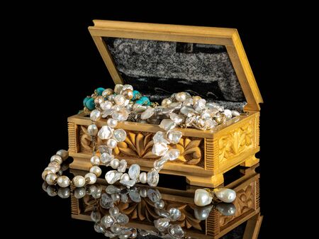 Pearls in old jewelry.の写真素材