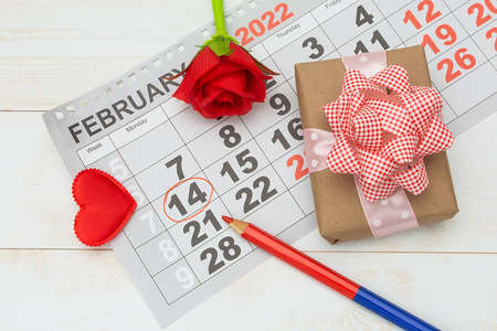 In the 2022 calendar, February 14 is marked in red pencil - Valentines Day. Flat layの写真素材