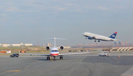 Airplanes coming and going at New York Cityのeditorial素材