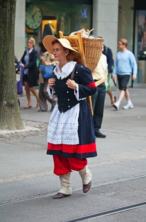 ZURICH - AUGUST 1: Woman in national costume taking part in Swiss National Day parade on August 1, 2011 in Zurich, Switzerland.のeditorial素材