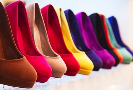 variety of the colorful leather shoes in the shop の写真素材