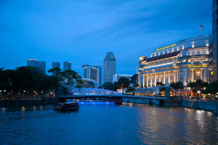 SINGAPORE - MARCH 3: Singapore downtown cityscape on March 3, 2012 in Singapore. Singapore downtown with business area, hotels and casinos is main tourist attraction of the city.のeditorial素材