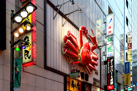 TOKYO - JAPAN - DECEMBER 26, 2015: A giant red crab on the wall, sign of Kani Doraku crab food chain located in Shinjuku district, central Tokyo.のeditorial素材